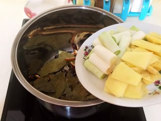 7、水晶肘子,加入姜片和葱段