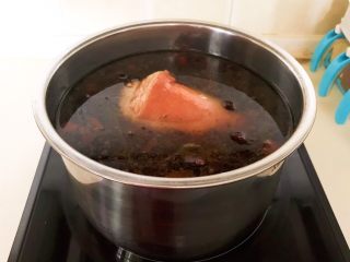 11、水晶肘子,把猪肘放入锅中，汤汁要没过猪肘，盖上锅盖，大火烧开后小火慢烧90分钟