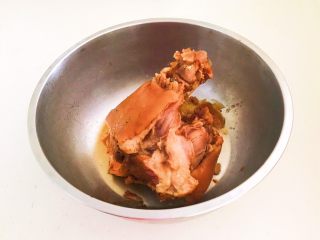 13、水晶肘子,把猪肘用漏勺捞出来