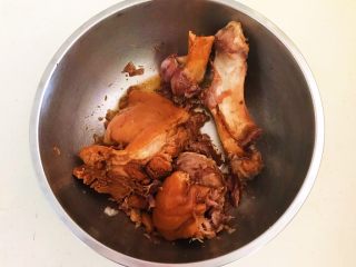 14、水晶肘子,晾至不烫手就可以剥去骨头了