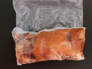 15、水晶肘子,取一个保鲜袋，把猪肘肉装入袋里，包裹紧实