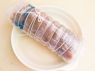 16、水晶肘子,用线绳把肉卷捆紧，晾凉后放入冰箱冷藏6小时以上，吃的时候拿出来切片即可