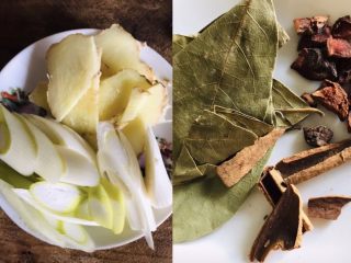 1、解腻鲜果红烧肉,大葱切片和姜片放在一起，香叶、八角、桂皮掰碎备用