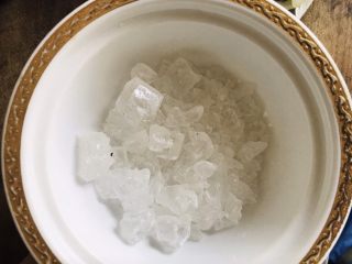 2、解腻鲜果红烧肉,冰糖敲碎备用