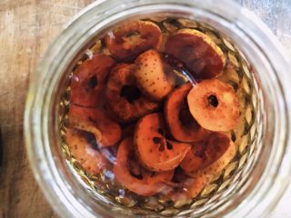 3、解腻鲜果红烧肉,山楂干加白酒密封泡制20天备用