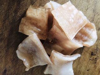 4、解腻鲜果红烧肉,风干猪皮切小块（鲜猪皮更好）