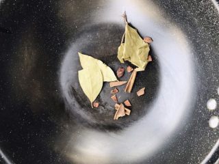 5、解腻鲜果红烧肉,净锅下八角、桂皮？香叶干煸