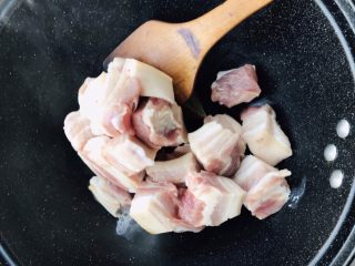 6、解腻鲜果红烧肉,下五花肉块小火不停翻炒