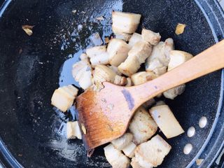 7、解腻鲜果红烧肉,直到肉出油，表面微黄