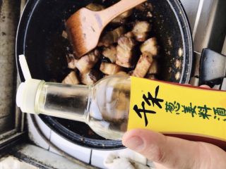 9、解腻鲜果红烧肉,沿锅边烹料酒