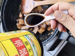 11、解腻鲜果红烧肉,烹入两勺生抽