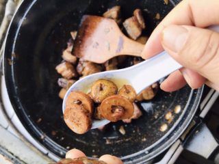 10、解腻鲜果红烧肉,山楂酒连同山楂干一起烹入锅中