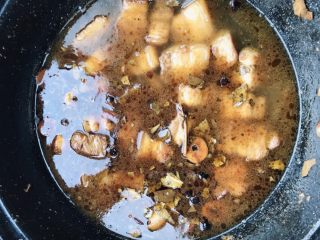 12、解腻鲜果红烧肉,加末过肉块一指半的开水