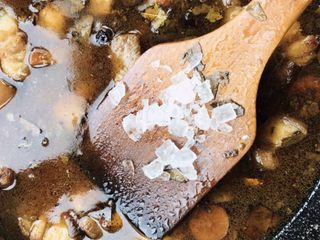 13、解腻鲜果红烧肉,加入约两颗的碎冰糖增加肉的厚重口感