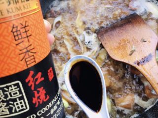 16、解腻鲜果红烧肉,加入一小勺红烧酱油（老抽）