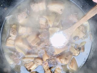 18、解腻鲜果红烧肉,焖制大约30分钟左右的时候加入盐一小勺调味