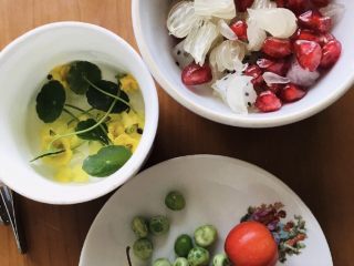 19、解腻鲜果红烧肉,准备鲜果、花草点缀 ，我用到的是柚子、石榴籽、青豆、小樱桃 、金钱草等