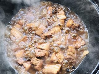 20、解腻鲜果红烧肉,50分钟后开盖大火收汁