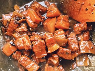 21、解腻鲜果红烧肉,直到汤汁浓稠色泽红亮即可出锅