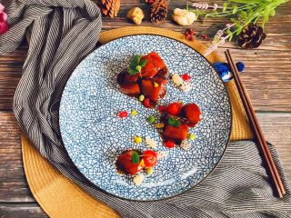 22、解腻鲜果红烧肉,摆盘 点缀鲜果、花草即可