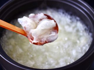 8、苹果银耳枸杞汤,看见银耳出胶时。