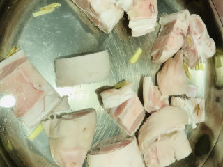 1、五香卤猪蹄,猪蹄洗净，冷水下锅，加姜丝，加料酒，大火煮开；