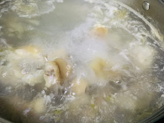 2、五香卤猪蹄,转中火煮5分钟；