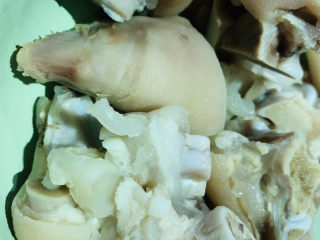 3、五香卤猪蹄,捞出，用清水再冲洗；