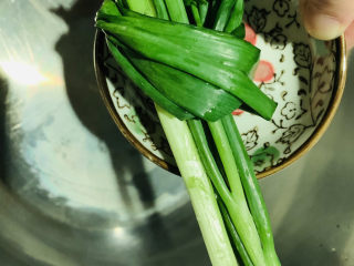 4、五香卤猪蹄,葱洗净，打成结；