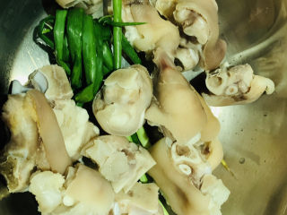 5、五香卤猪蹄,高压锅里，放入猪蹄，葱结；