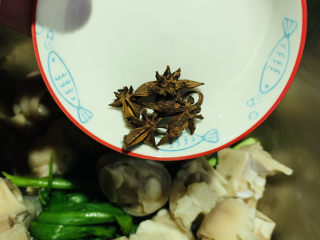 6、五香卤猪蹄,加八角；