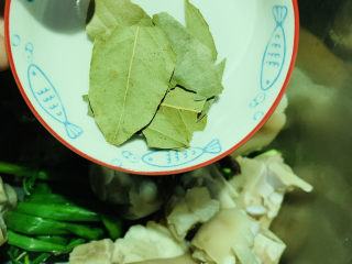 7、五香卤猪蹄,加香叶；