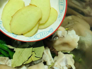 8、五香卤猪蹄,加姜片；