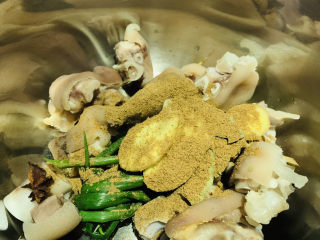 9、五香卤猪蹄,加十三香；