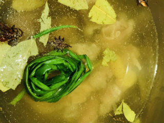 11、五香卤猪蹄,搅拌均匀调料；