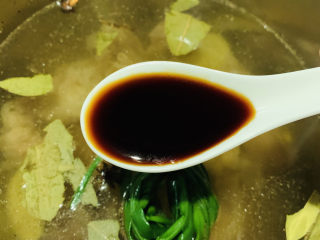 12、五香卤猪蹄,加生抽；