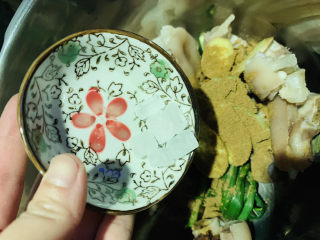 10、五香卤猪蹄,加冰糖；