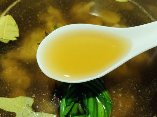 14、五香卤猪蹄,加料酒，高压锅，大火上汽，转中火，压20分钟；