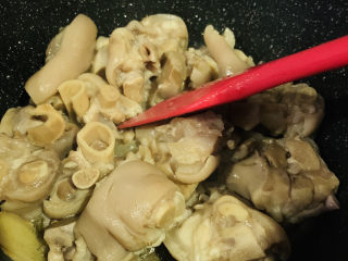 15、五香卤猪蹄,关好，打开锅盖，另起一锅加食用油，热锅，倒入猪蹄；