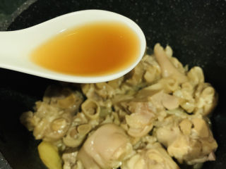 16、五香卤猪蹄,加料酒，炒香；