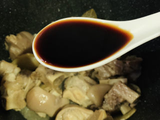 17、五香卤猪蹄,加酱油；