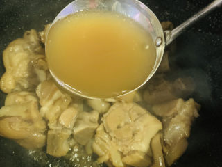 18、五香卤猪蹄,把高压锅剩的卤汁倒入；