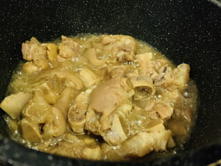 19、五香卤猪蹄,大火煮开，收汁！