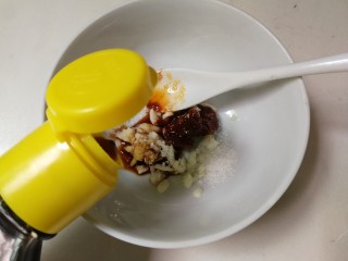 5、黄瓜拌皮冻,放入醋