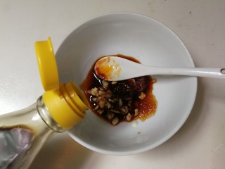 6、黄瓜拌皮冻,放入生抽