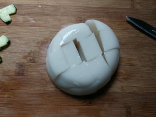 9、黄瓜拌皮冻,皮冻切成大块