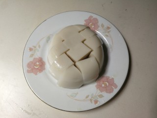 10、黄瓜拌皮冻,放入盘中