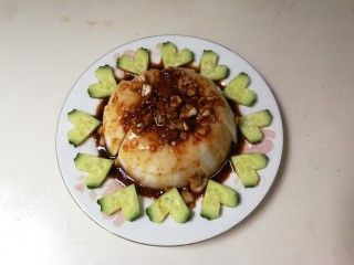 12、黄瓜拌皮冻,淋入蒜粒酱汁，再放入冰箱冷藏十分钟，黄瓜更脆，皮冻更嫩滑