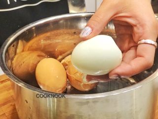 4、魔鬼蛋,倒掉水在锅中摇一摇去壳