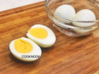 5、魔鬼蛋,煮熟的鸡蛋对半切开